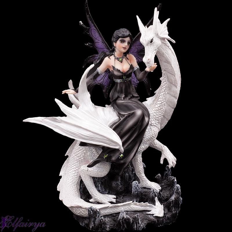 Dunkle Fee "Dragolina" sitzt auf weißem Drachen